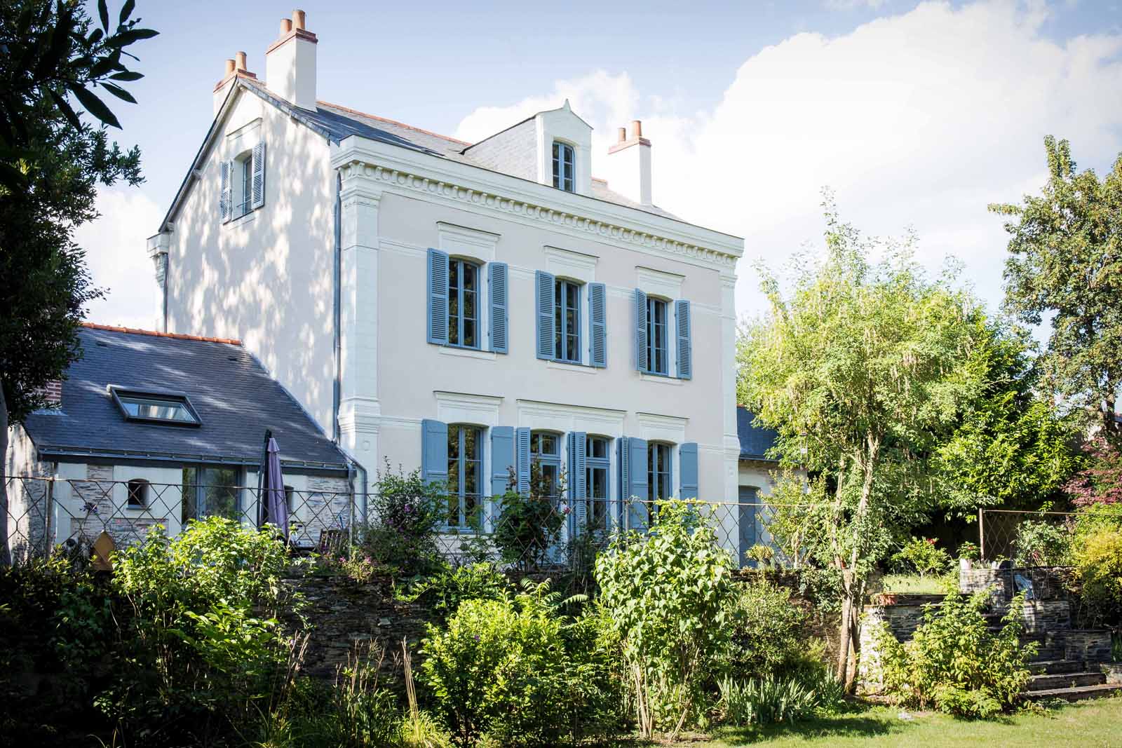 Fenêtres, portes, portes fenêtres et volets d'une maison angevine - Maine et Loire