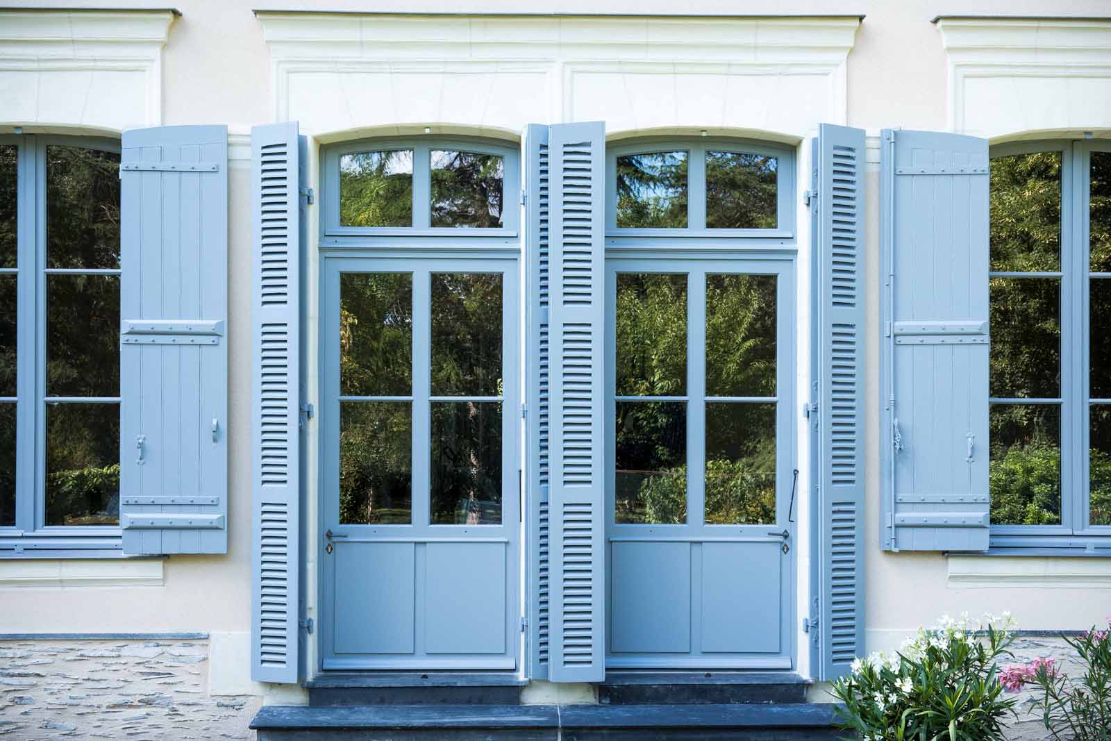 Fenêtres, portes, portes fenêtres et volets d'une maison angevine - Maine et Loire