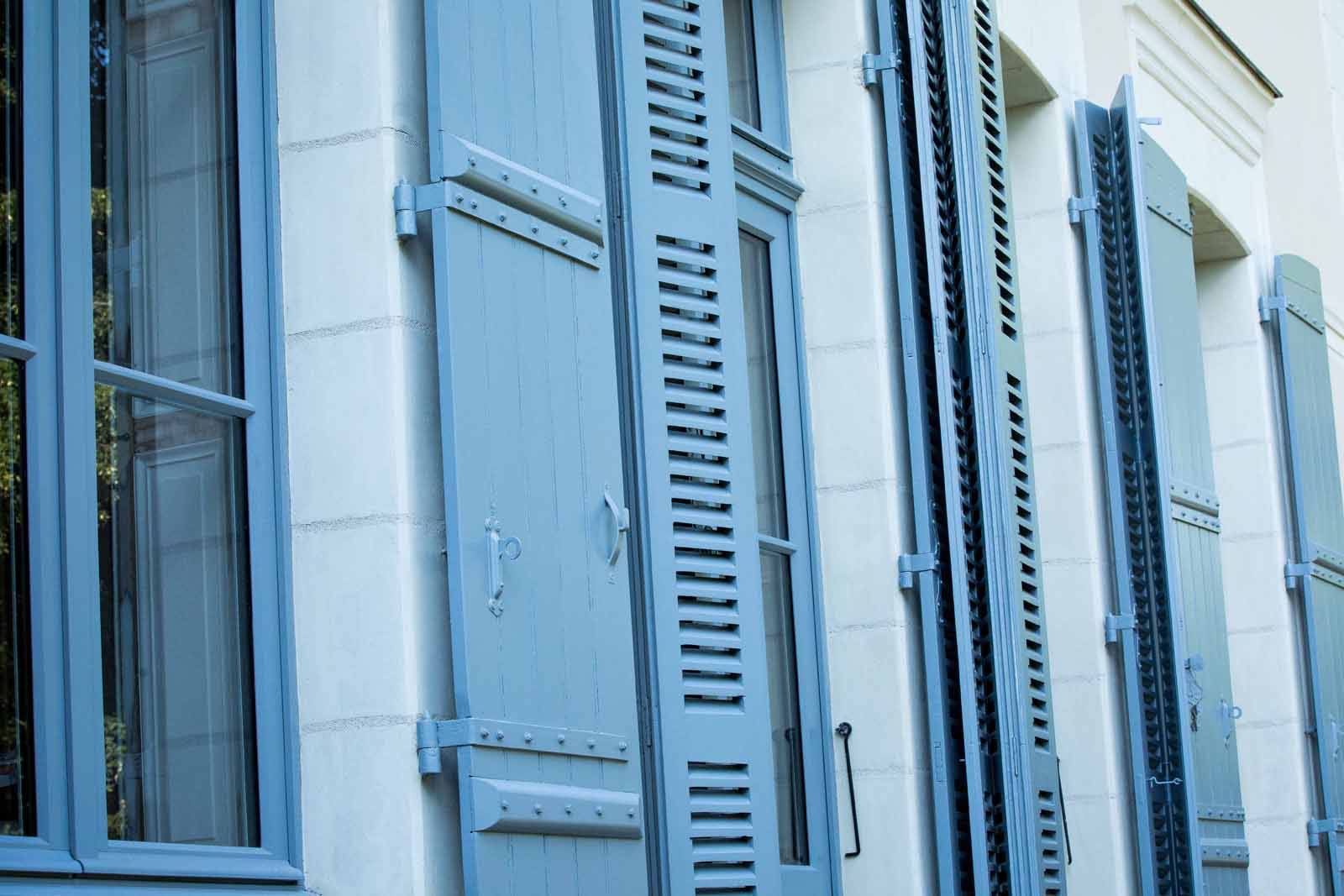Fenêtres, portes, portes fenêtres et volets d'une maison angevine - Maine et Loire