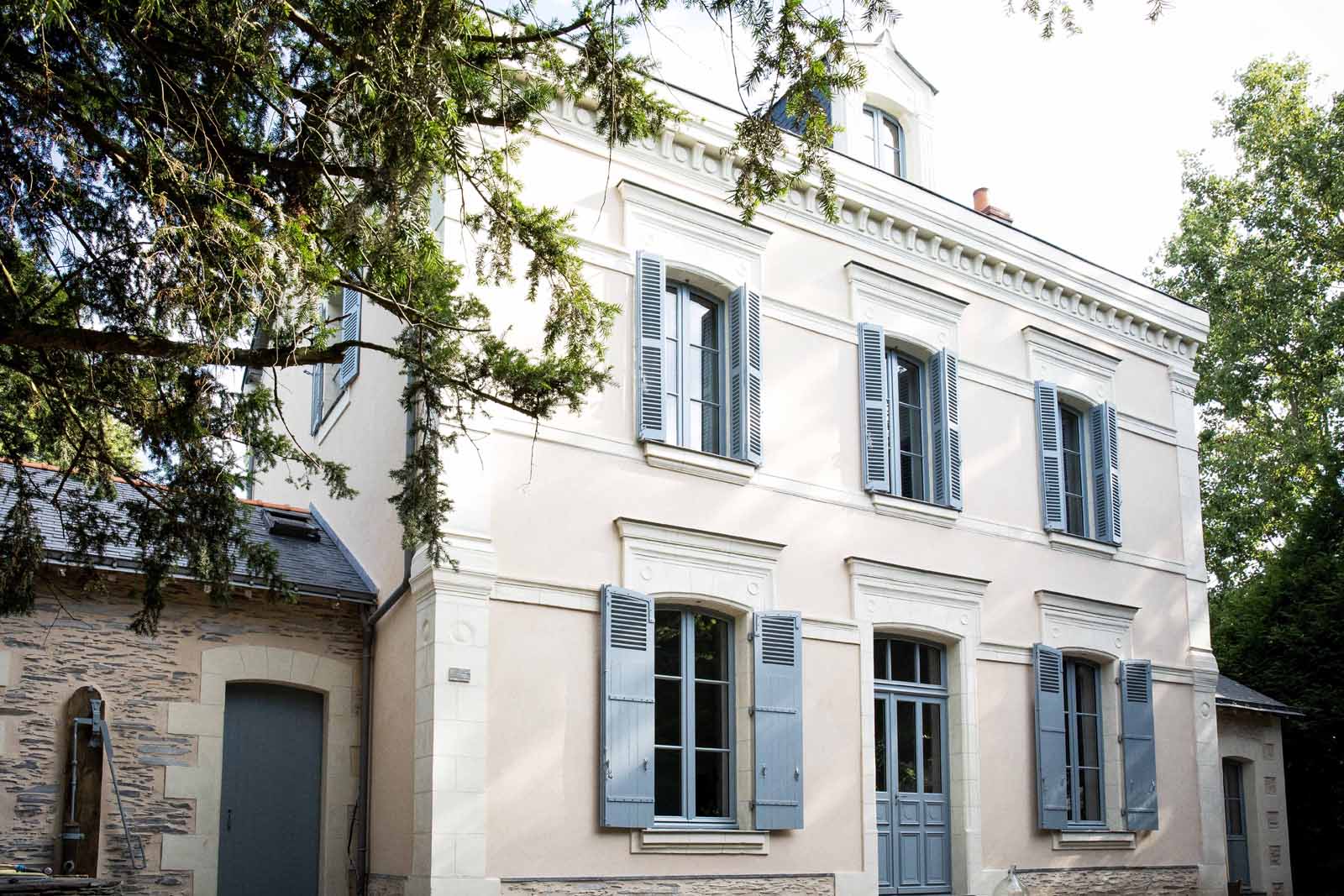 Fenêtres, portes, portes fenêtres et volets d'une maison angevine - Maine et Loire