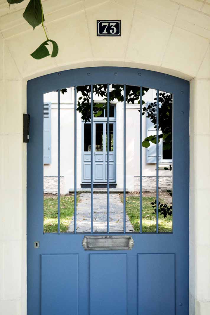 Fenêtres, portes, portes fenêtres et volets d'une maison angevine - Maine et Loire