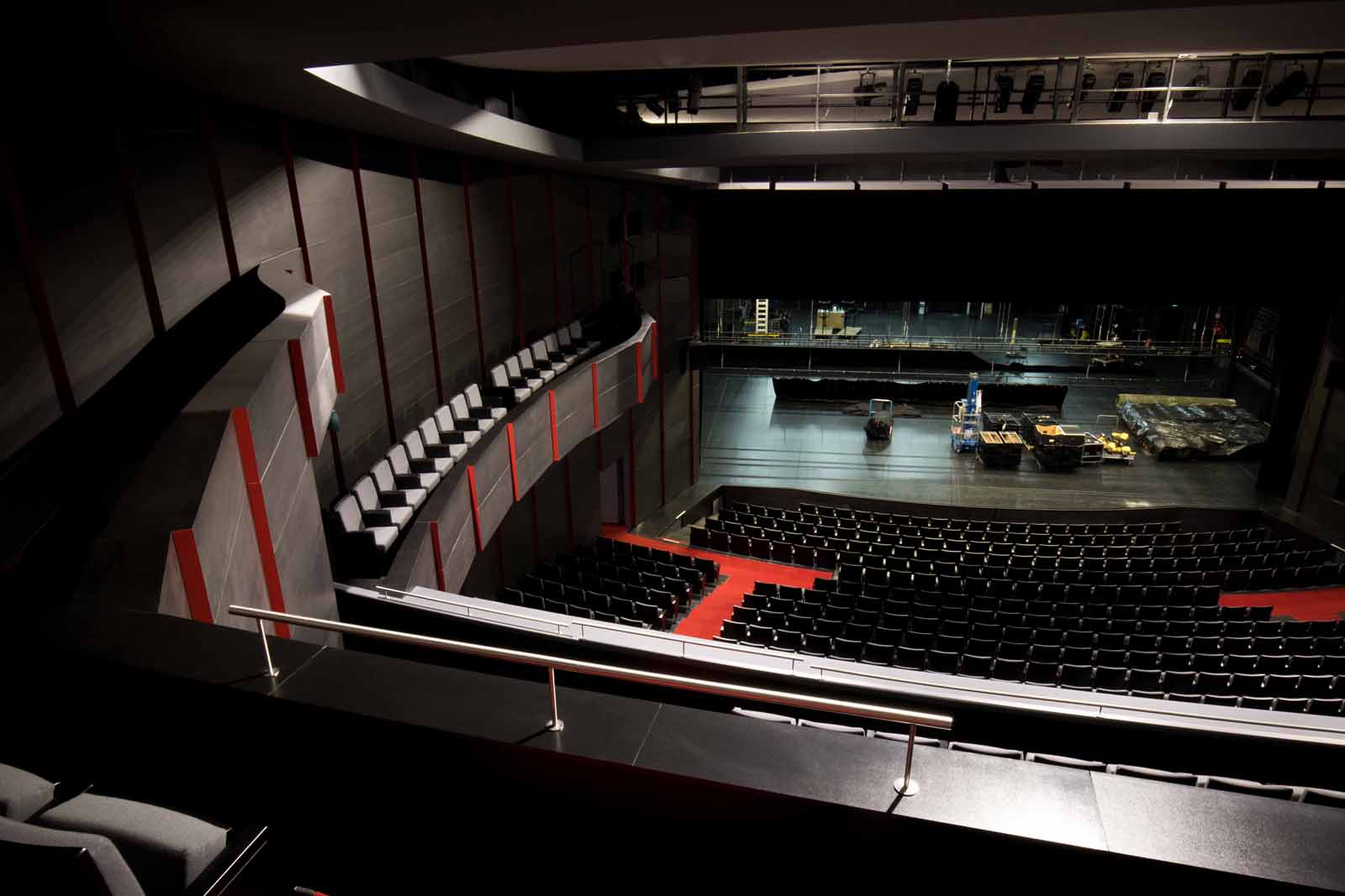 Habillages muraux en zinc et parquet de scène de la salle T900 du Théâtre le Quai - Maine et Loire