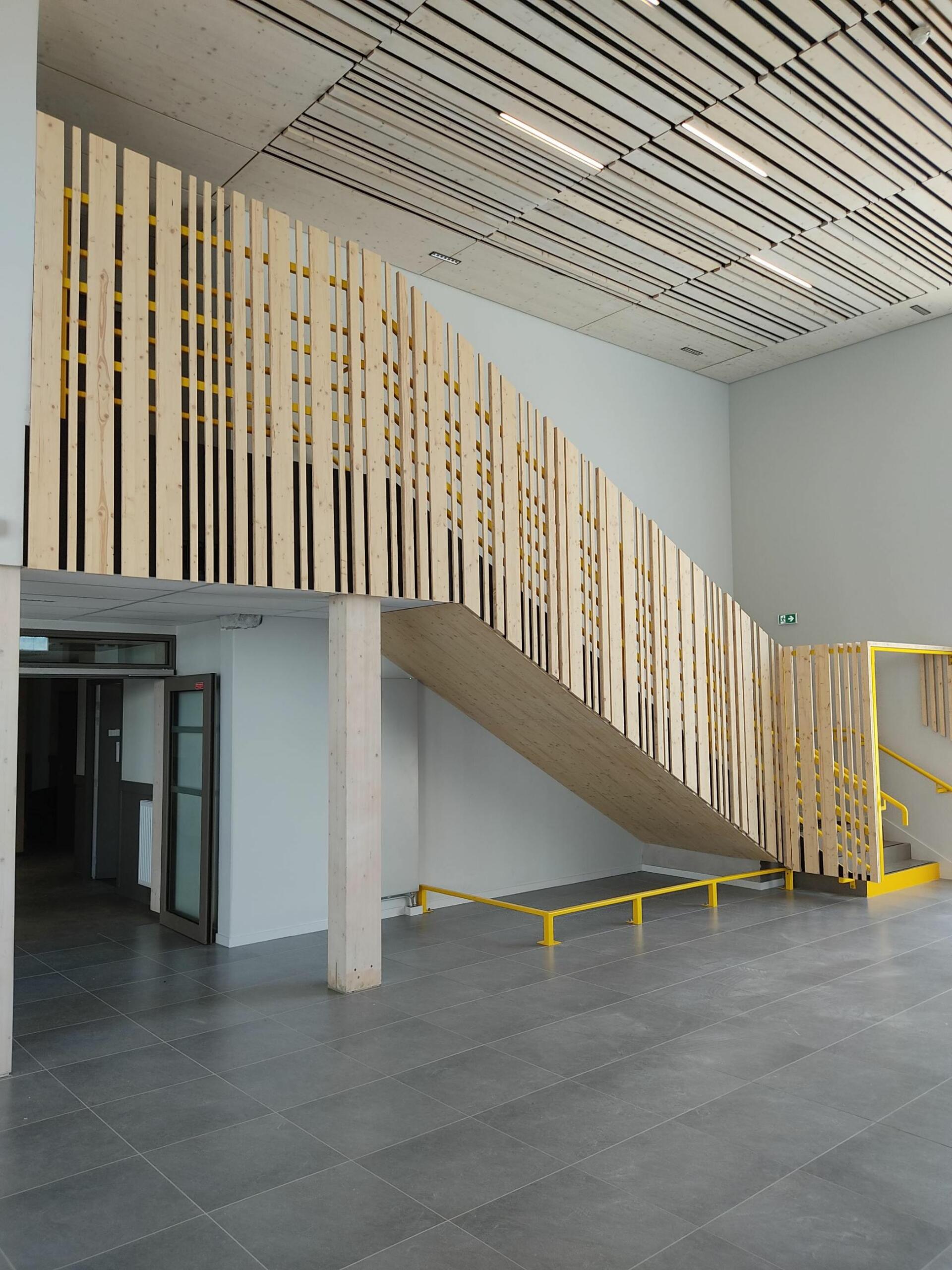 Escalier en bois au Collège les Roches à Durtal - Maine et Loire